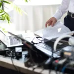 Zespół na wesele czy DJ? Co częściej wybierają pary w stolicy?