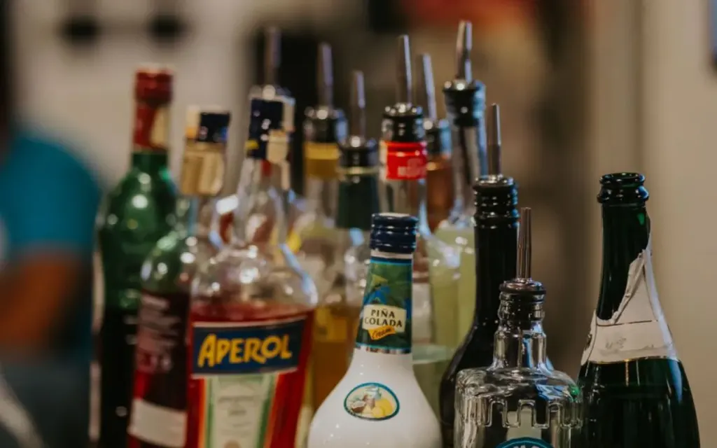 Butelki alkoholi ustawione na barze weselnym